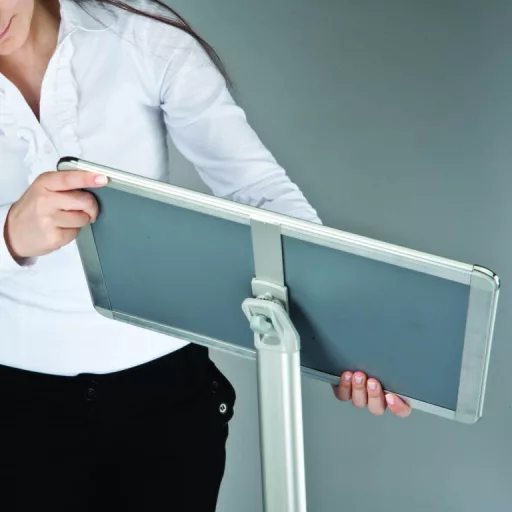 A4-es Flexibilis Menü Board ( állítható álló és fekvő táblával, dönthető 0-90°, állítható magasság)